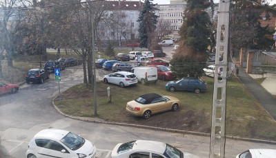 Szab&aacute;lytalanul parkol&oacute; aut&oacute;k sokas&aacute;ga bosszantja a veszpr&eacute;mieket, egyre macer&aacute;sabb a parkol&aacute;s