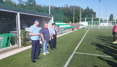 &Iacute;gy kell ezt csin&aacute;lni: rendőr-roma labdar&uacute;g&oacute; torn&aacute;t tartottak Ajk&aacute;n