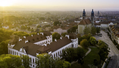 M&aacute;rcius első vas&aacute;rnapj&aacute;n P&aacute;p&aacute;n tartanak idők&ouml;zi v&aacute;laszt&aacute;st