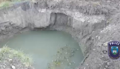 Kuty&aacute;j&aacute;t megmentette, majd maga cs&uacute;szott bele a vizes akn&aacute;ba - Rendőr&ouml;k mentett&eacute;k ki a 15 &eacute;ves zirci l&aacute;nyt