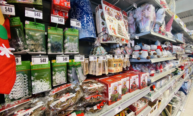 Christmas is coming &ndash; A veszpr&eacute;mi &uuml;zletek m&aacute;r csőre t&ouml;ltve kar&aacute;csonyi dekorral