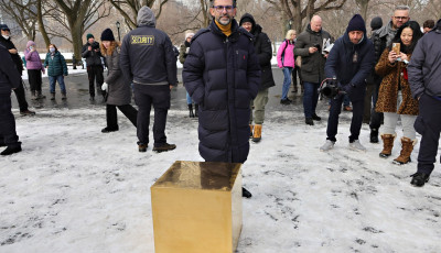 10 milli&oacute; doll&aacute;rt &eacute;rő aranykock&aacute;t tett ki egy műv&eacute;sz a Central Parkba