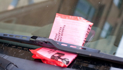 Elkezdt&eacute;k a f&uuml;v&ouml;n parkol&oacute;kat b&uuml;ntetni Veszpr&eacute;mben