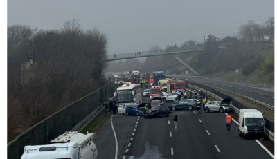 T&ouml;megbaleset t&ouml;rt&eacute;nt az M7-esen - VIDE&Oacute;