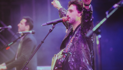 P&eacute;nteken a Bagossy Brothers Company l&eacute;p fel a Gy&aacute;rkertben