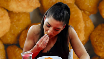 B&aacute;rmivel beker&uuml;lhetsz a Guinness Rekordok K&ouml;nyv&eacute;be &ndash; Egy nő most d&ouml;nt&ouml;tte meg a nuggets evő rekordot &ndash; VIDE&Oacute;