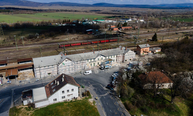 Sz&eacute;pen kup&aacute;l&oacute;dik m&aacute;r a szocializmus előtt &eacute;p&uuml;lt veszpr&eacute;mi vas&uacute;t&aacute;llom&aacute;s