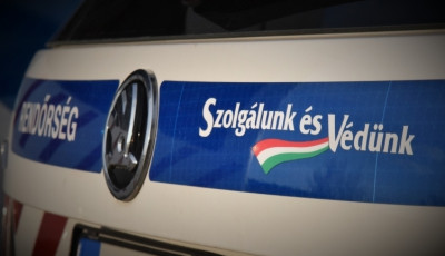 A buk&oacute;ablakon ment be, f&eacute;lmilli&oacute;t lopott egy fogason l&oacute;g&oacute; dzsekiből az ajkai bet&ouml;rő