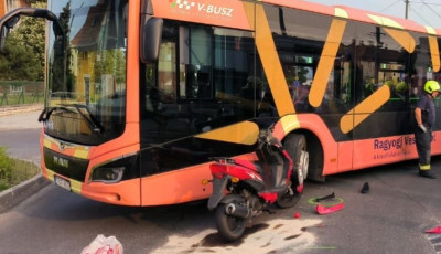 V-busz &uuml;tk&ouml;z&ouml;tt egy motorossal
