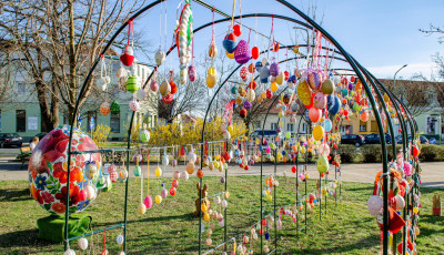 Tapolca igazi h&uacute;sv&eacute;ti paradicsomm&aacute; v&aacute;ltozott - Rengeteg pici &eacute;s egy &oacute;ri&aacute;si h&iacute;mes toj&aacute;s d&iacute;sz&iacute;ti a v&aacute;rost