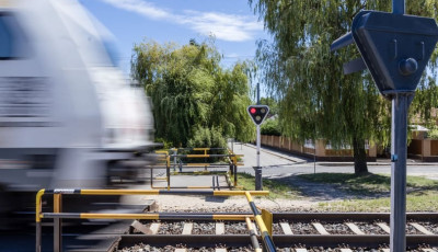 Embert g&aacute;zolt a vonat Als&oacute;&ouml;rsn&eacute;l