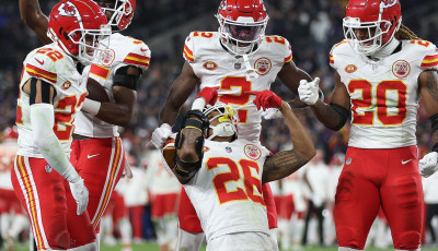 Vas&aacute;rnap est&eacute;re bek&eacute;sz&iacute;teni a csirkesz&aacute;rnyakat, j&ouml;n a Super Bowl