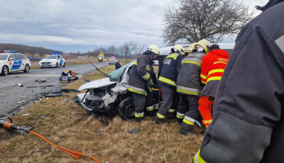 Az alkatr&eacute;szek kiszakadtak, a sofőr beszorult a felső&ouml;rsi balesetben