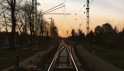 Vonattal &uuml;tk&ouml;z&ouml;tt egy aut&oacute; a Győr-Veszpr&eacute;m vonalon