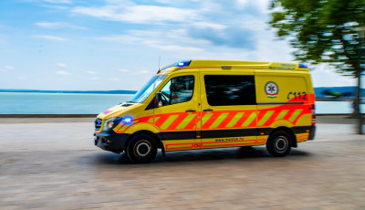 Szabads&aacute;gon l&eacute;vő orvosigazgat&oacute; mentett &eacute;letet a Balatonon