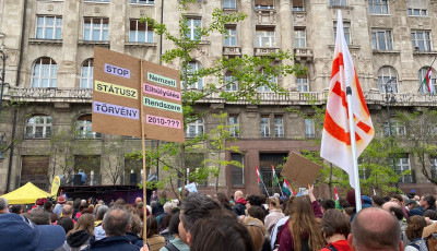 K&ouml;nnyg&aacute;zzal f&uacute;jt&aacute;k arcon a t&uuml;ntető di&aacute;kokat