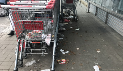 Annyira hideg van, hogy m&eacute;g a bev&aacute;s&aacute;rl&oacute;kocsik is megfagytak az Intersparn&aacute;l