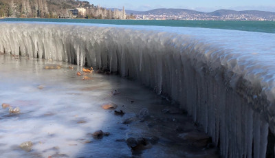 J&eacute;g bor&iacute;tja a Balaton &eacute;szaki partj&aacute;t is