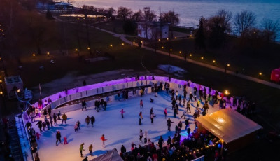 T&eacute;li Var&aacute;zs Si&oacute;fokon &ndash; j&eacute;gp&aacute;ly&aacute;val, Mesebusszal, &oacute;ri&aacute;sker&eacute;kkel &eacute;s Puncs Partyval v&aacute;r a Balaton főv&aacute;rosa