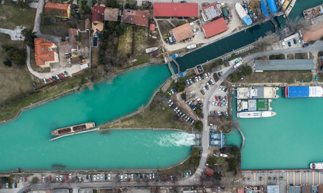 T&uacute;l magas a v&iacute;z&aacute;ll&aacute;s, leeresztik a Balatont