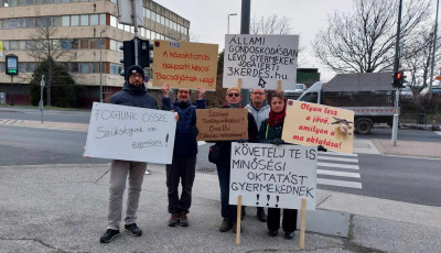 Leragasztott sz&aacute;j&uacute; pl&uuml;ssmack&oacute;val &uuml;zentek a veszpr&eacute;mi zebraszerd&aacute;z&oacute;k