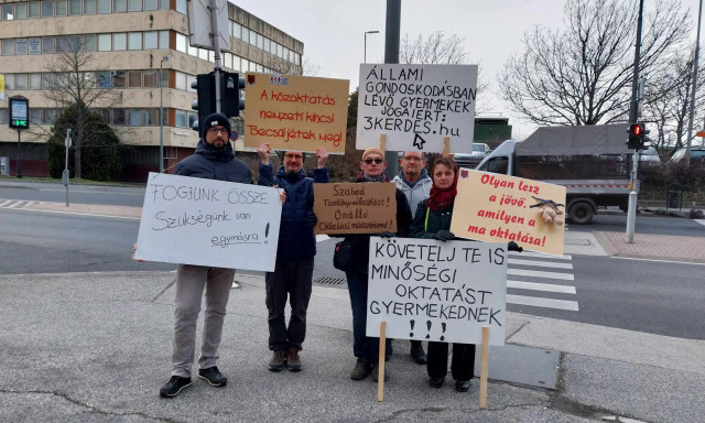 Leragasztott sz&aacute;j&uacute; pl&uuml;ssmack&oacute;val &uuml;zentek a veszpr&eacute;mi zebraszerd&aacute;z&oacute;k