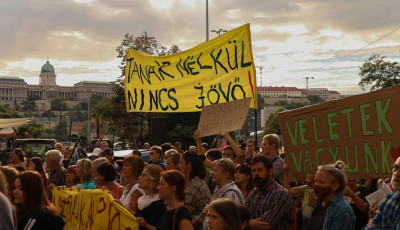 H&aacute;rom h&eacute;ttel kar&aacute;csony előtt &uacute;jabb tan&aacute;rokat r&uacute;gtak ki