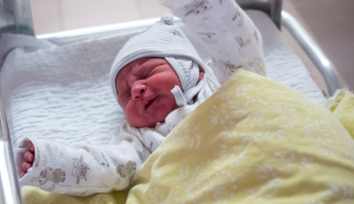 &Eacute;jf&eacute;l ut&aacute;n negyven perccel sz&uuml;letett meg az &eacute;v első veszpr&eacute;mi kisbab&aacute;ja