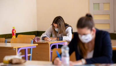 Pet&iacute;ci&oacute;t ind&iacute;tottak a k&ouml;z&eacute;piskol&aacute;sok &ndash; Id&eacute;n is t&ouml;r&ouml;lj&eacute;k el a sz&oacute;beli &eacute;retts&eacute;giket