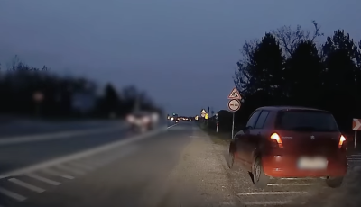 Előbb r&aacute;h&uacute;zta a korm&aacute;nyt a rendőrre, majd a tilosban sorolt vissza a balek Suzukis - VIDE&Oacute;