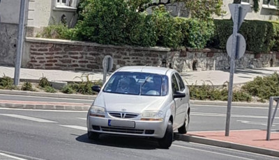 Megint szembe hajtott be egy aut&oacute;s a Mekis k&ouml;rforgalomba