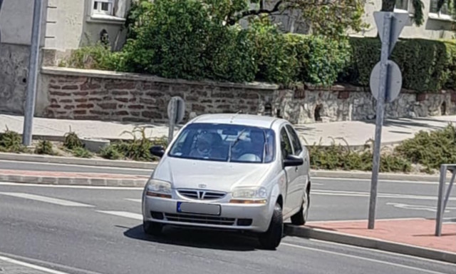 Megint szembe hajtott be egy aut&oacute;s a Mekis k&ouml;rforgalomba