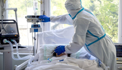 Bicsk&aacute;val v&aacute;gta el intenz&iacute;ven fekvő apja inf&uacute;zi&oacute;s pump&aacute;j&aacute;t egy 13 &eacute;ves sarkadi fi&uacute;