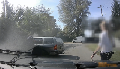 Meg&aacute;llt majd padl&oacute;g&aacute;zzal pr&oacute;b&aacute;lt menek&uuml;lni a rendőr&ouml;k elől - V&eacute;g&uuml;l megfogta egy ker&iacute;t&eacute;s -  VIDE&Oacute;