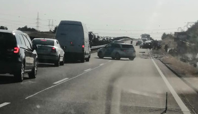 Hajm&aacute;sk&eacute;r &eacute;s Lit&eacute;r k&ouml;z&ouml;tt baleset, teljes az &uacute;tz&aacute;r, mentőhelikopter is &eacute;rkezett a helysz&iacute;nre