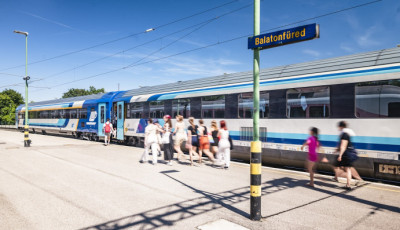 Szerd&aacute;t&oacute;l &aacute;prilis v&eacute;g&eacute;ig k&eacute;t etapban p&aacute;lyafel&uacute;j&iacute;t&aacute;st v&eacute;geznek az &eacute;szak-balatoni vas&uacute;tvonalon