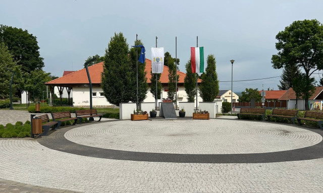 Egy magyar faluban 100 ezer forintot kapnak kar&aacute;csonyra a lak&oacute;k