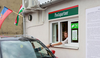 Megnyitott az első magyar "drive-through" posta