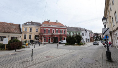 Ideiglenes forgalomkorl&aacute;toz&aacute;sra kell sz&aacute;m&iacute;tani az &Oacute;v&aacute;ros t&eacute;ren &eacute;s k&ouml;rny&eacute;k&eacute;n