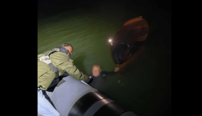 H&aacute;rom &oacute;r&aacute;n &aacute;t sodr&oacute;dott a Balatonban egy f&eacute;rfi, miut&aacute;n horg&aacute;szcs&oacute;nakja felborult a v&iacute;zben