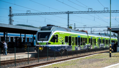 &Aacute;tadt&aacute;k az &eacute;szak-balatoni vas&uacute;tvonal villamos&iacute;tott szakasz&aacute;t