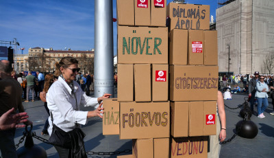 Hi&aacute;ba hirdetett t&aacute;rsadalmi p&aacute;rbesz&eacute;det a korm&aacute;ny, a Magyar Orvosi Kamara szerint a d&ouml;nt&eacute;s m&aacute;r előre megsz&uuml;letett