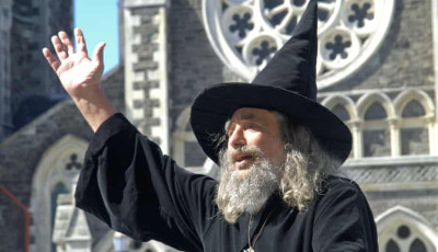 Viszl&aacute;t Gandalf! T&ouml;bb min 20 &eacute;v ut&aacute;n lap&aacute;tra tett&eacute;k &Uacute;j-Z&eacute;land hivatalos var&aacute;zsl&oacute;j&aacute;t