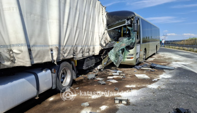 Busz rohant kamionba a 8-as fő&uacute;ton - 15 embert sz&aacute;ll&iacute;tottak k&oacute;rh&aacute;zba