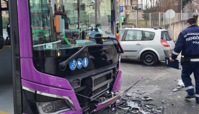 Egy busz &eacute;s k&eacute;t aut&oacute; &uuml;tk&ouml;z&ouml;tt &ouml;ssze a J&oacute;zsef Attila utc&aacute;n h&eacute;tfő reggel