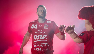 Utolj&aacute;ra l&eacute;p p&aacute;ly&aacute;ra Aron Palmarson