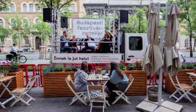 A Balatonra l&aacute;togat a Budapesti Fesztiv&aacute;lzenekar zen&eacute;s teheraut&oacute;ja a h&eacute;tv&eacute;g&eacute;n