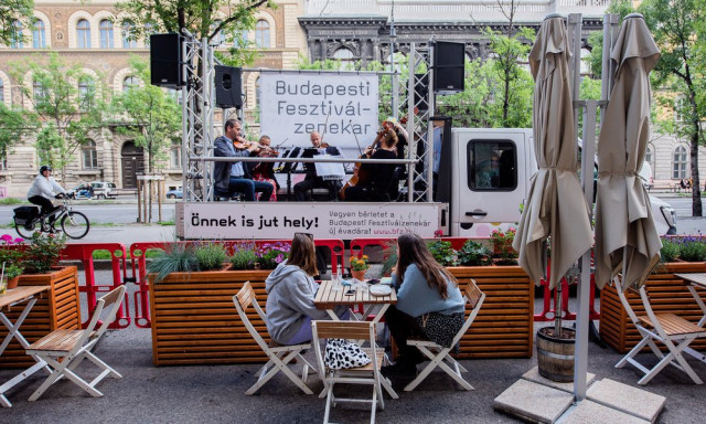A Balatonra l&aacute;togat a Budapesti Fesztiv&aacute;lzenekar zen&eacute;s teheraut&oacute;ja a h&eacute;tv&eacute;g&eacute;n