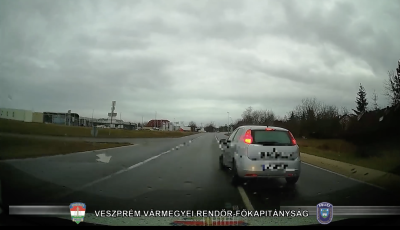 Menek&uuml;lt egy bedrogozott aut&oacute;s Veszpr&eacute;mn&eacute;l, de az&eacute;rt szigor&uacute;an indexelt k&ouml;zben - VIDE&Oacute;