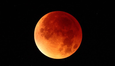 V&eacute;rhold lesz vas&aacute;rnap este - K&uuml;l&ouml;nleges teljes holdfogyatkoz&aacute;st figyelhet&uuml;nk meg